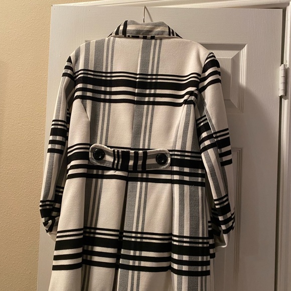 Black and White 6 button jacket/coat with side pockets - Picture 4 of 8